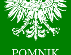 Tabliczka urzędowa Pomnik przyrody. Na zielonym tle przedstawiono w białym kolorze na górze godło państwowe a poniżej napis drukowanymi literami w dwóch rzędach: POMNIK PRZYRODY