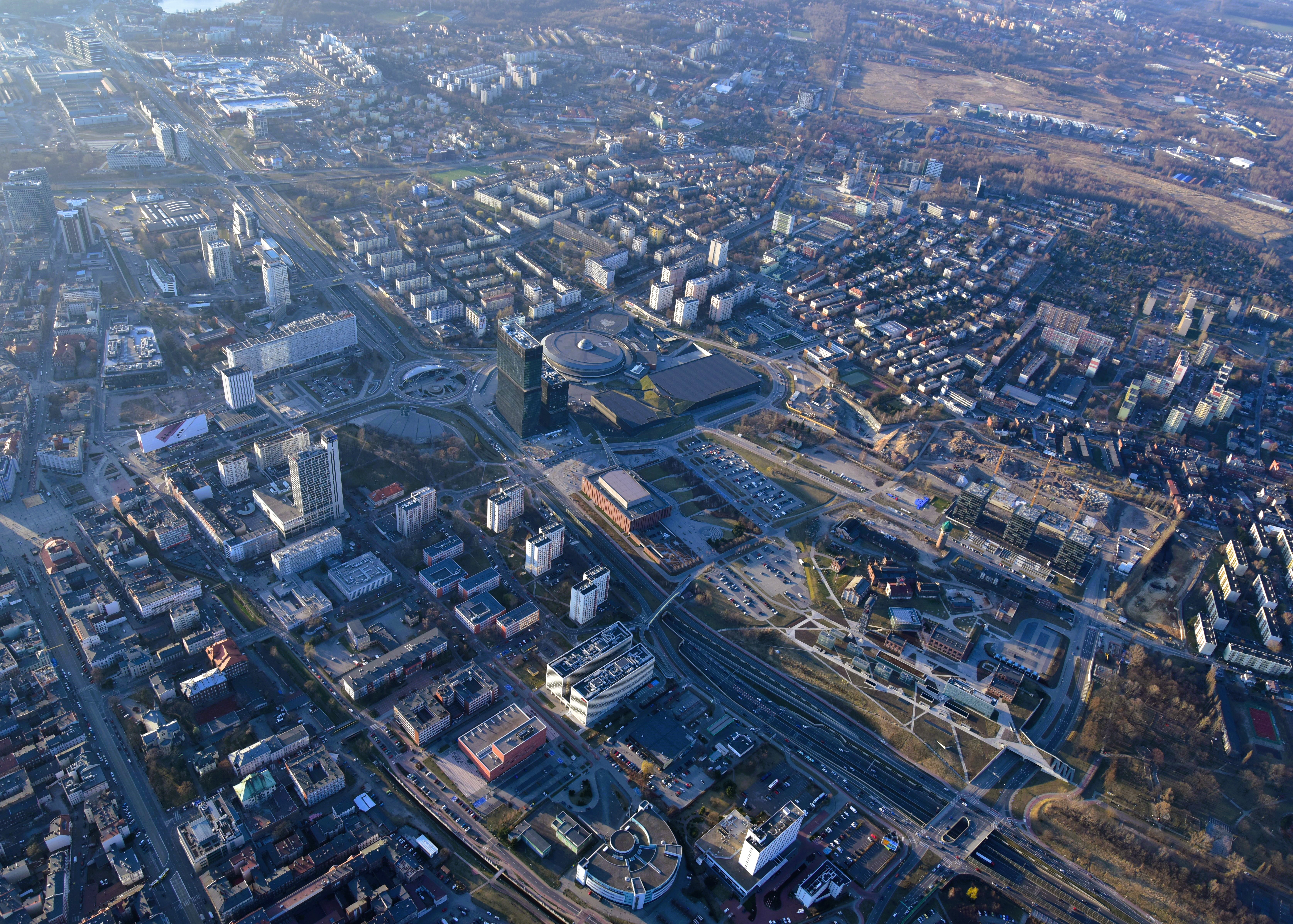 Widok z góry (zdjęcie z drona) na centrum Katowic - zwarta miejska zabudowa