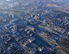 Widok z góry (zdjęcie z drona) na centrum Katowic - zwarta miejska zabudowa