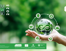 Grafika promująca Śląski Zielony Tydzień 2025 - w lewej strony logo UE i napis EU Green Week 2025, centralnie dłoń na której leży szklana kula z  wodą i zielenią w środku, dookoła kuli zielono-białe okręgi z symbolami graficznymi głównych założeń programu; w prawym górnym rogu papuga odwrócona do górny nogami na białym tle; na dole zielone pole z logami partnerów projektu; w tle rozmyte silnie zielone drzewa.