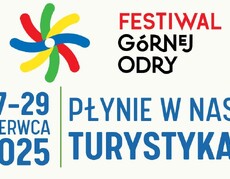Grafika promocyjna. Na białym tle w dwóch rzędach: w lewym górnym rogu - kolorowy wiatraczek, w prawym górnym rogu hasło "Festiwal Górnego Odry" (pierwszy wyraz czerwony, dwa kolejne, czarne), poniżej dwa hasła oddzielone pionową zieloną linią - z lewej strony "27-29 czerwca 2025", z prawej strony "Płynie w nas Turystyka!"