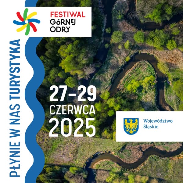 Grafika promocyjna. Widok  z góry na meandry rzeki Odry, z lewej stron białe tło zakończone u dołu niebieską falistą linią, na tle hasło "Płynie w nas Turystyka"; w prawym górnym roku logo festiwalu - kolorowy wiatraczek z hasłem "Festiwal Górnej Odry"; na środku data 27-29 czerwca 2025; z prawej strony logo województwa śląskiego na białym tle