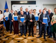 Zdjęcie przedstawia laureatów konkursu "Śląskie dla Pszczół" w roku 2025.