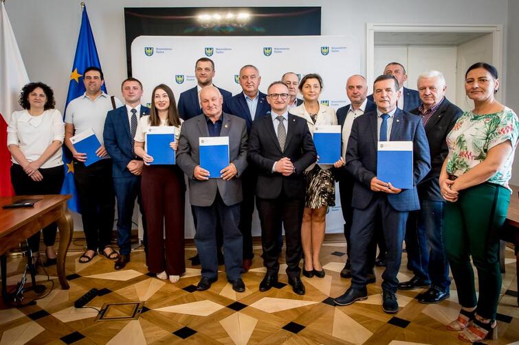 Zdjęcie przedstawia laureatów konkursu "Śląskie dla Pszczół" w roku 2025.