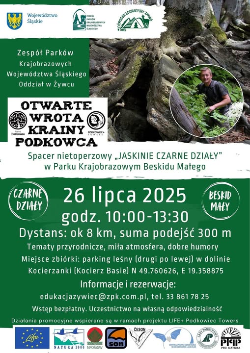 Plakat promujący wydarzenia pt. Spacer nietoperzowy "Jaskinie Czarne Działy" w Parku Krajobrazowym Beskidu Małego w dniu 26 lipca 2025 r. Na zielonym plakacie informacje organizacyjne, logotypy organizatorów i parterów, zdjęcie wejścia do jaskini i prowadzącego spacer.