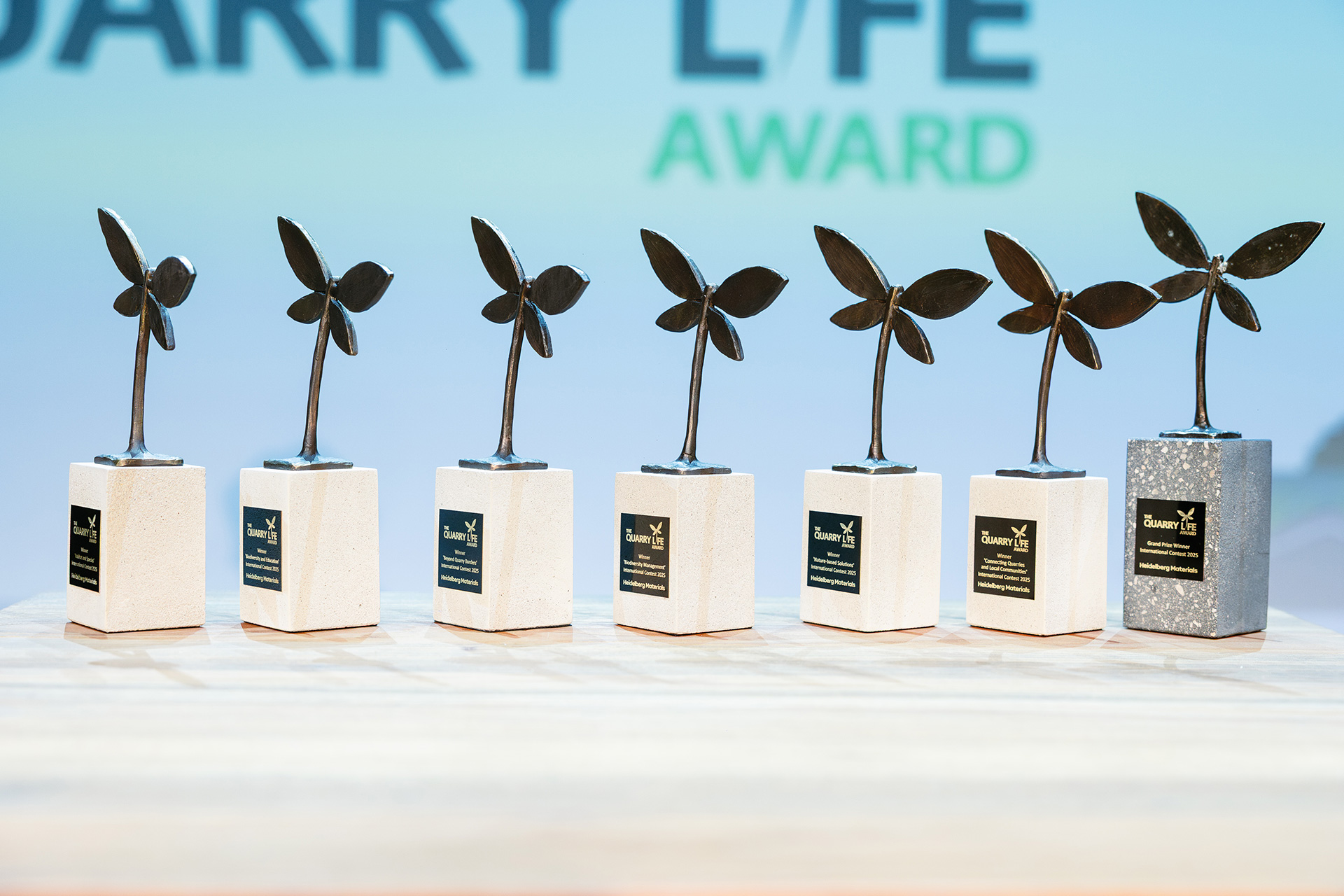 Zdjęcie przedstawia statuetki dla laureatów konkursu Quarry Life Award 2025.