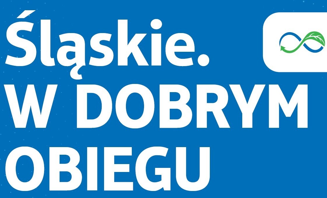 Grafika promującą kampanię Śląskie. W DOBRYM OBIEGU, na niebieskim tle białe hasło i niebiesko-zielone logo kampanii.