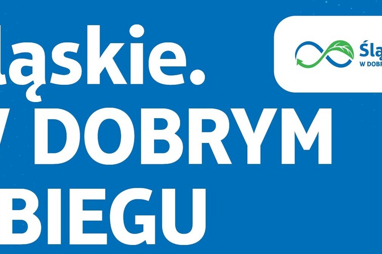 Grafika promującą kampanię Śląskie. W DOBRYM OBIEGU, na niebieskim tle białe hasło i niebiesko-zielone logo kampanii.
